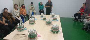這家公司真土豪，套圈竟用現(xiàn)金當禮品！